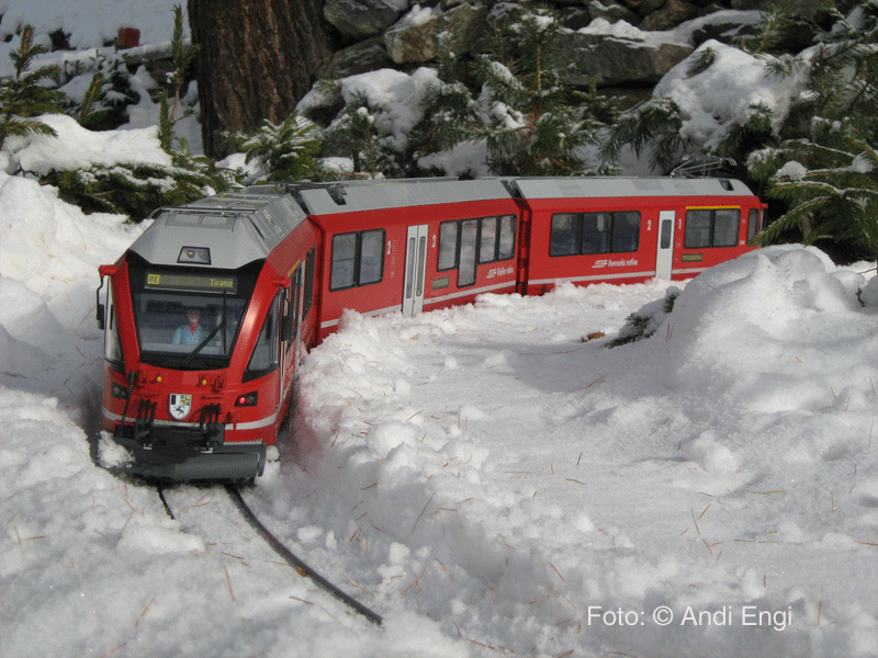 LGB Allegra im frischen Schnee auf der Anlage von Andi Engi. 