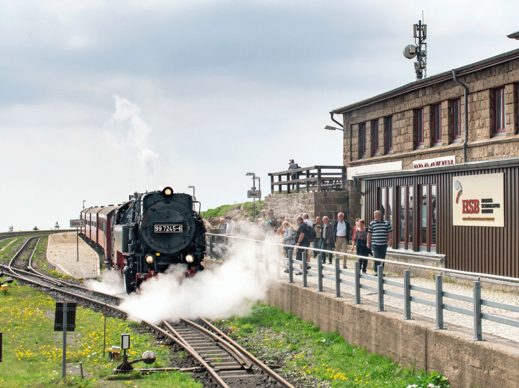 Der erste Zug erreicht nach 219 Tagen Zwangspause den Brockenbahnhof. Foto: Heide Baumgärtner/HSB